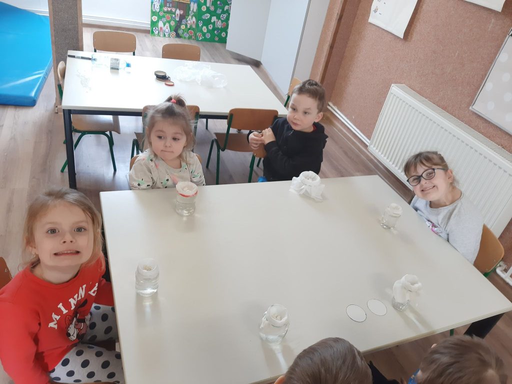 Zajęcia przyrodnicze w grupie 3,4,5 latków