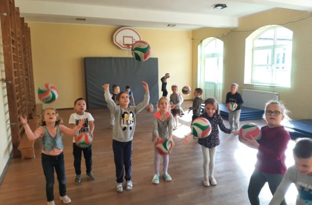 Wesołe gry i zabawy z piłką w Puchatkach 27.09.2021r.