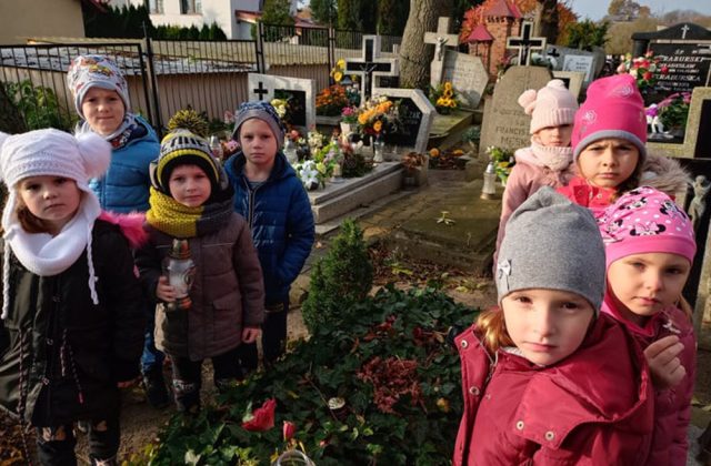 Wyjazd do Gorzędzieja . Realizacja projektu #Szkoła pamięta. 27.10.2021r Puchatki.