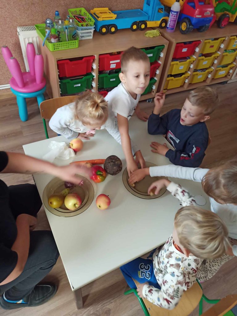 Wizyta teatrzyku, przenośnego planetarium oraz degustacja jesiennych warzyw i owoców