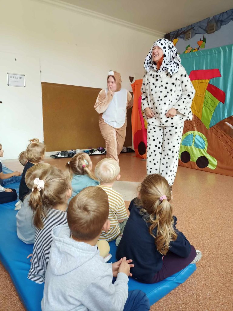 Wizyta teatrzyku, przenośnego planetarium oraz degustacja jesiennych warzyw i owoców