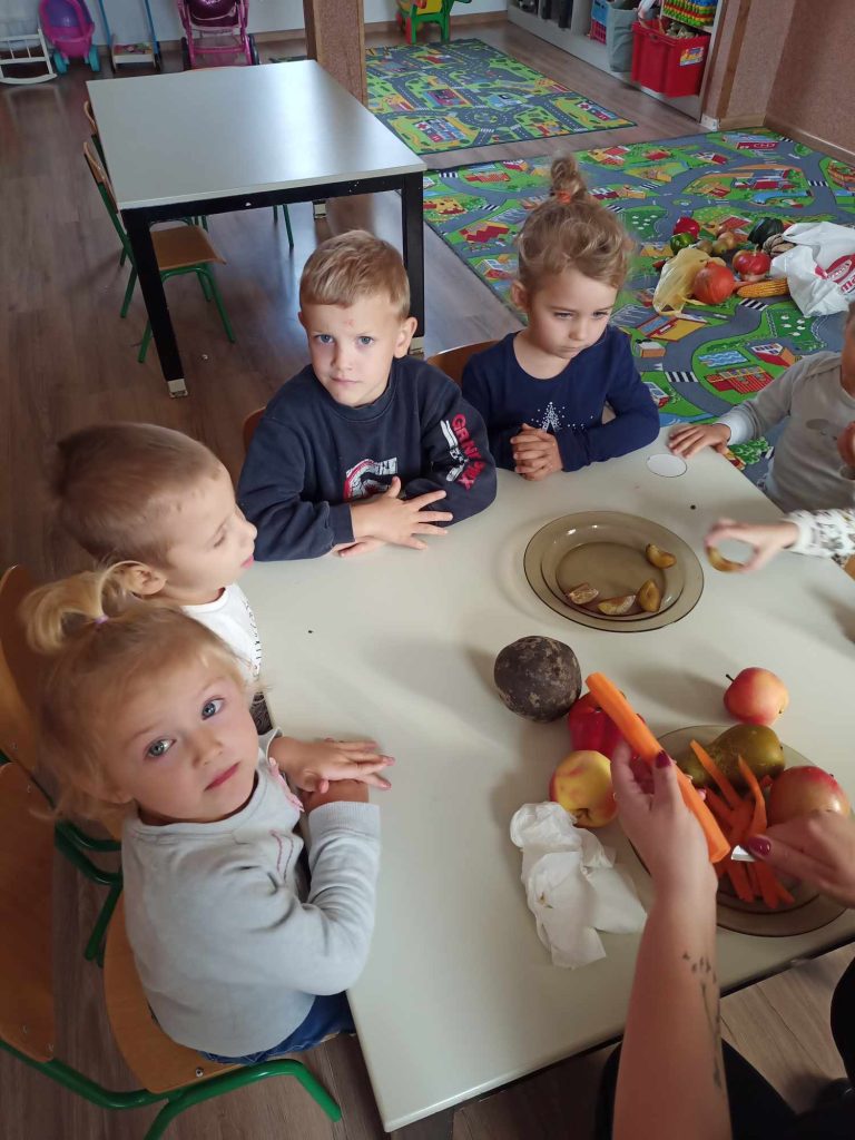 Wizyta teatrzyku, przenośnego planetarium oraz degustacja jesiennych warzyw i owoców