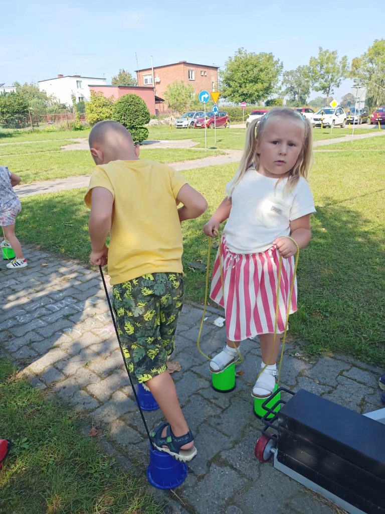 Zabawy na przedszkolnym podwórku