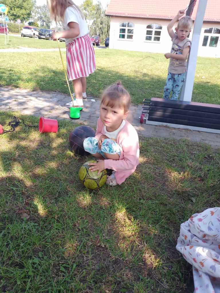 Zabawy na przedszkolnym podwórku