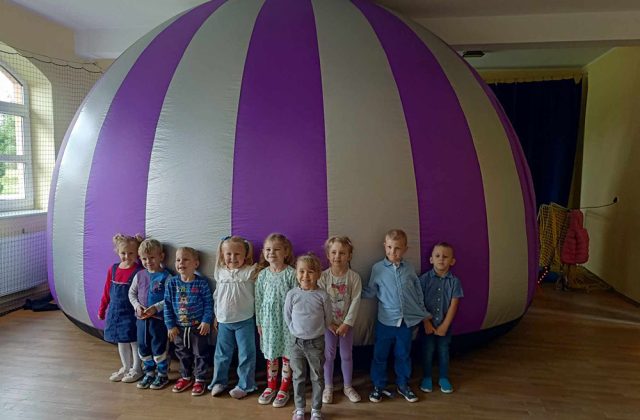 Wizyta teatrzyku, przenośnego planetarium oraz degustacja jesiennych warzyw i owoców