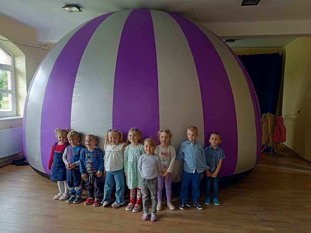 Wizyta teatrzyku, przenośnego planetarium oraz degustacja jesiennych warzyw i owoców