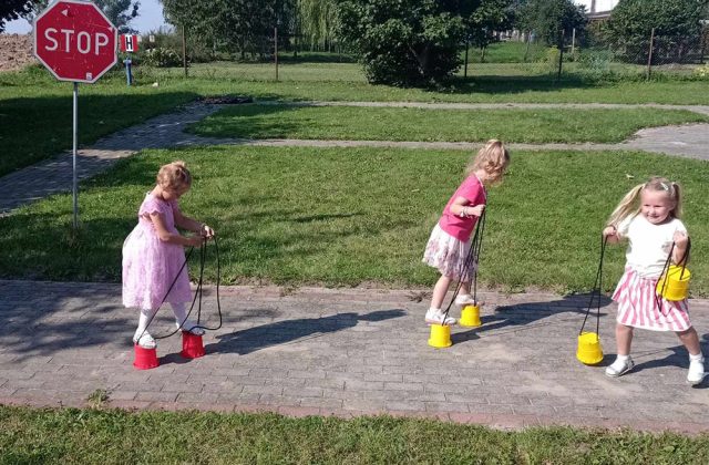 Zabawy na przedszkolnym podwórku