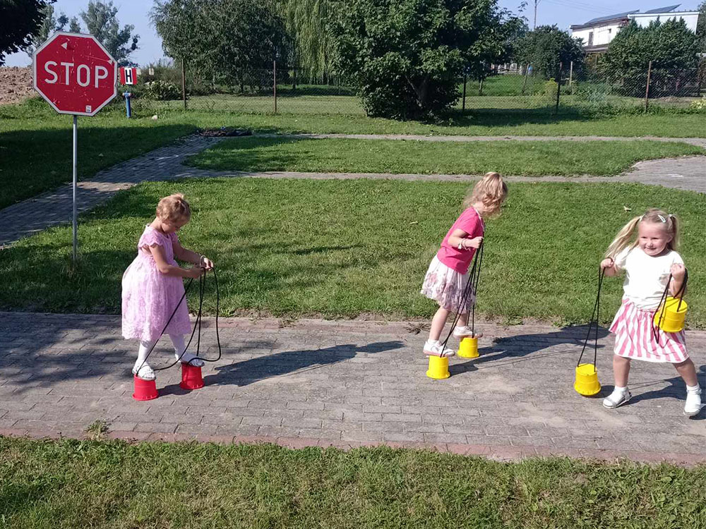 Zabawy na przedszkolnym podwórku