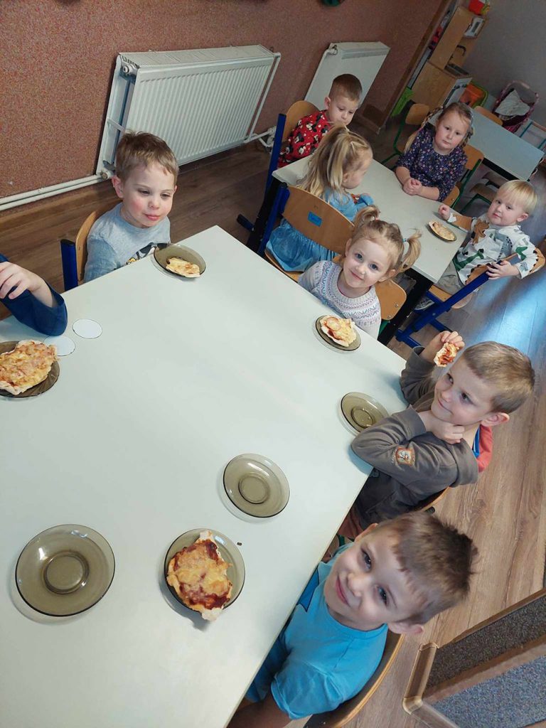 Puchatki pieką pizzę