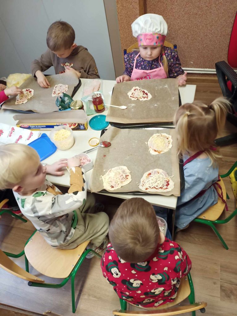 Puchatki pieką pizzę