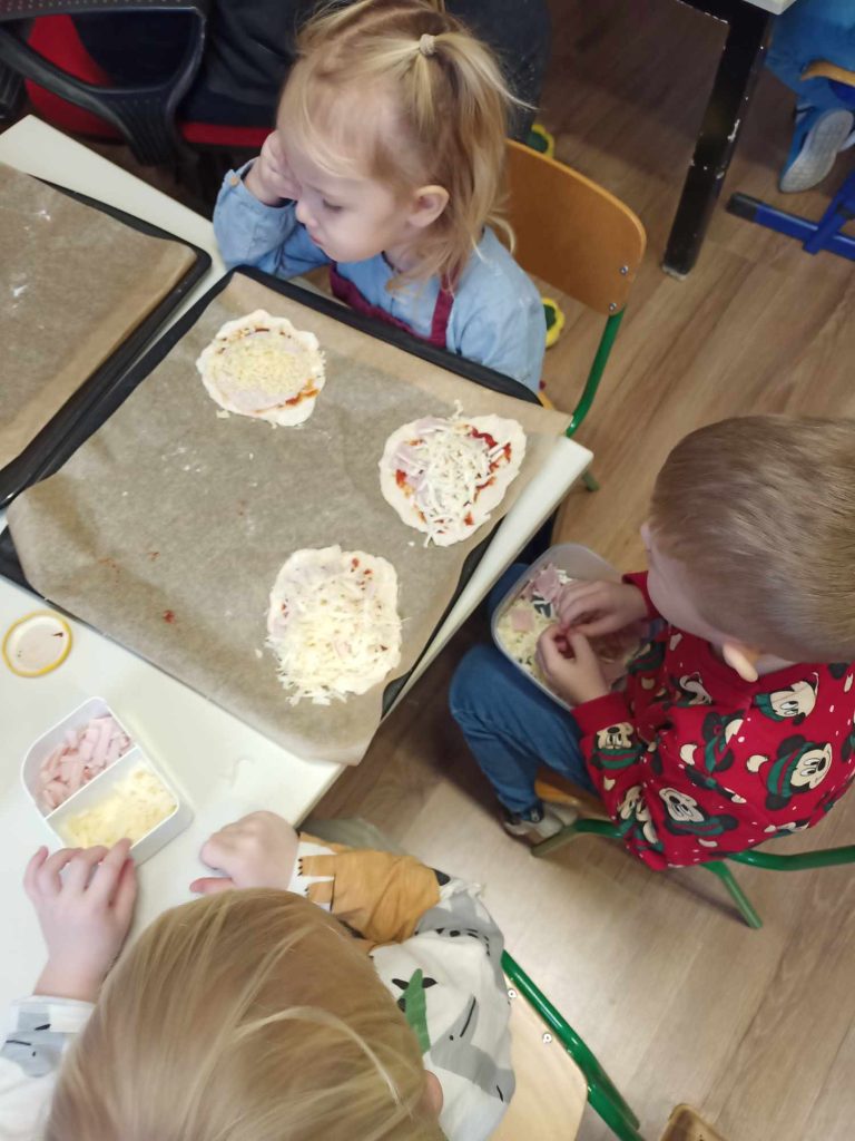Puchatki pieką pizzę