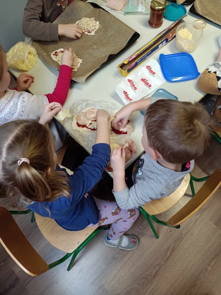 Puchatki pieką pizzę