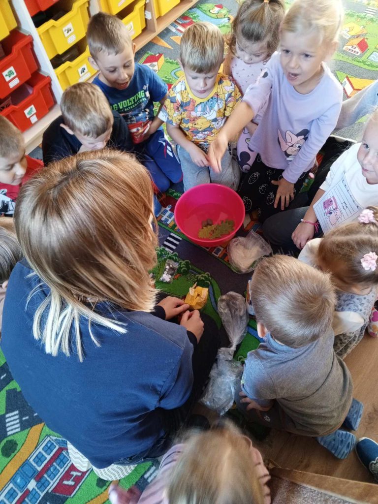 Eksperymenty u Puchatków: co pływa, co tonie?