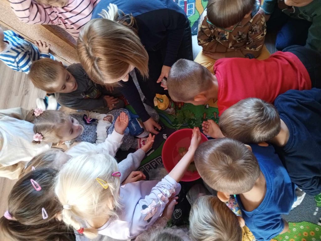 Eksperymenty u Puchatków: co pływa, co tonie?