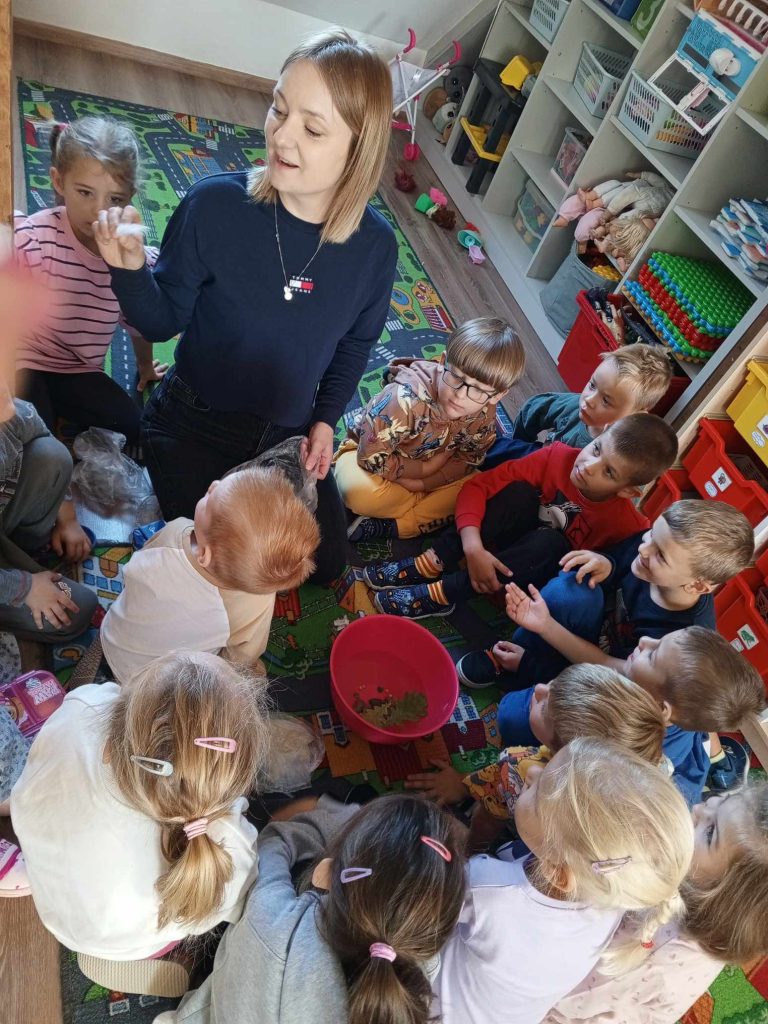 Eksperymenty u Puchatków: co pływa, co tonie?